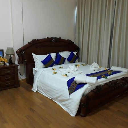 Famous Hotel Loikaw Esterno foto