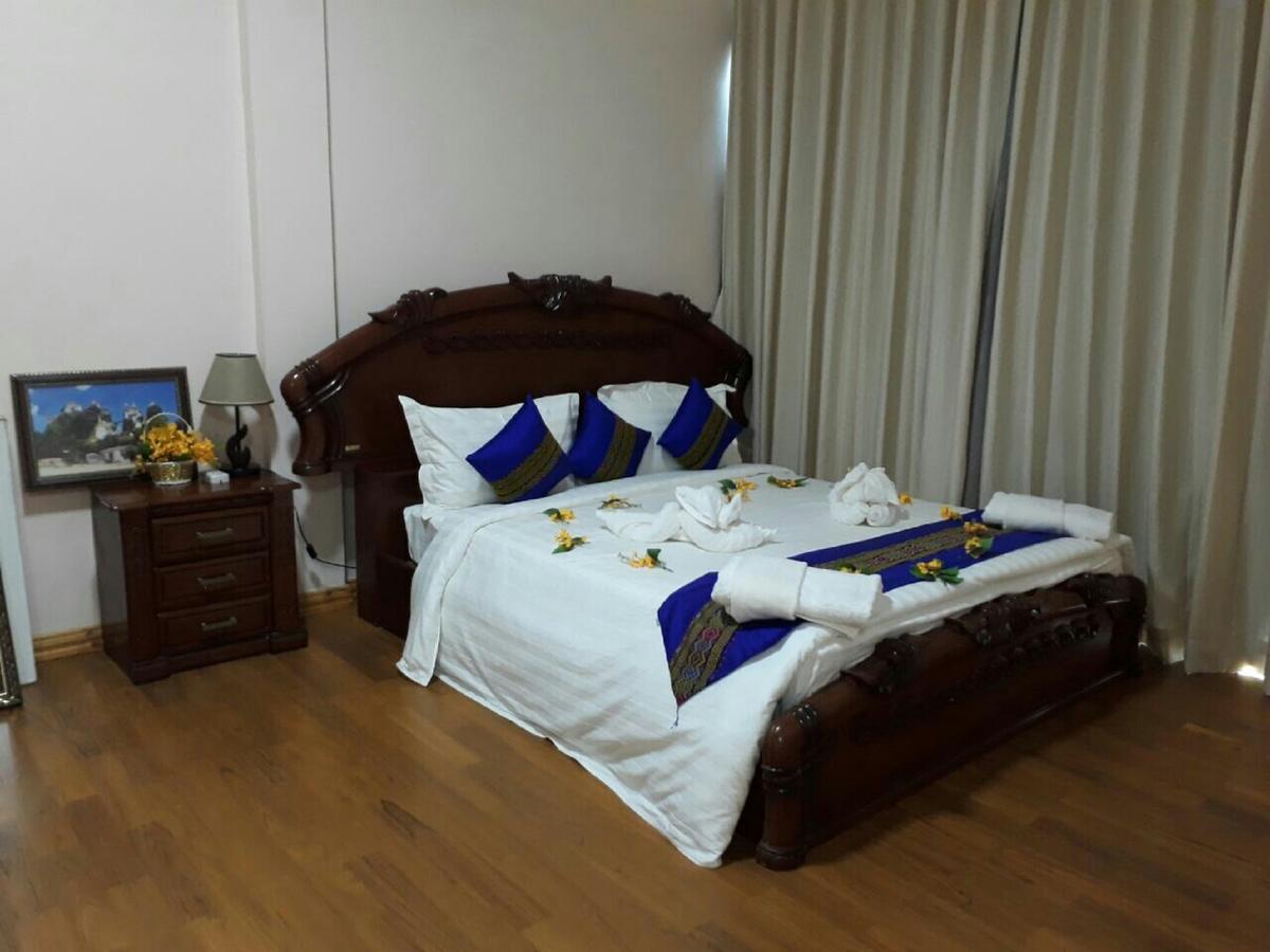 Famous Hotel Loikaw Esterno foto