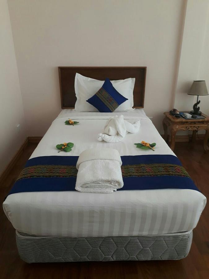 Famous Hotel Loikaw Esterno foto