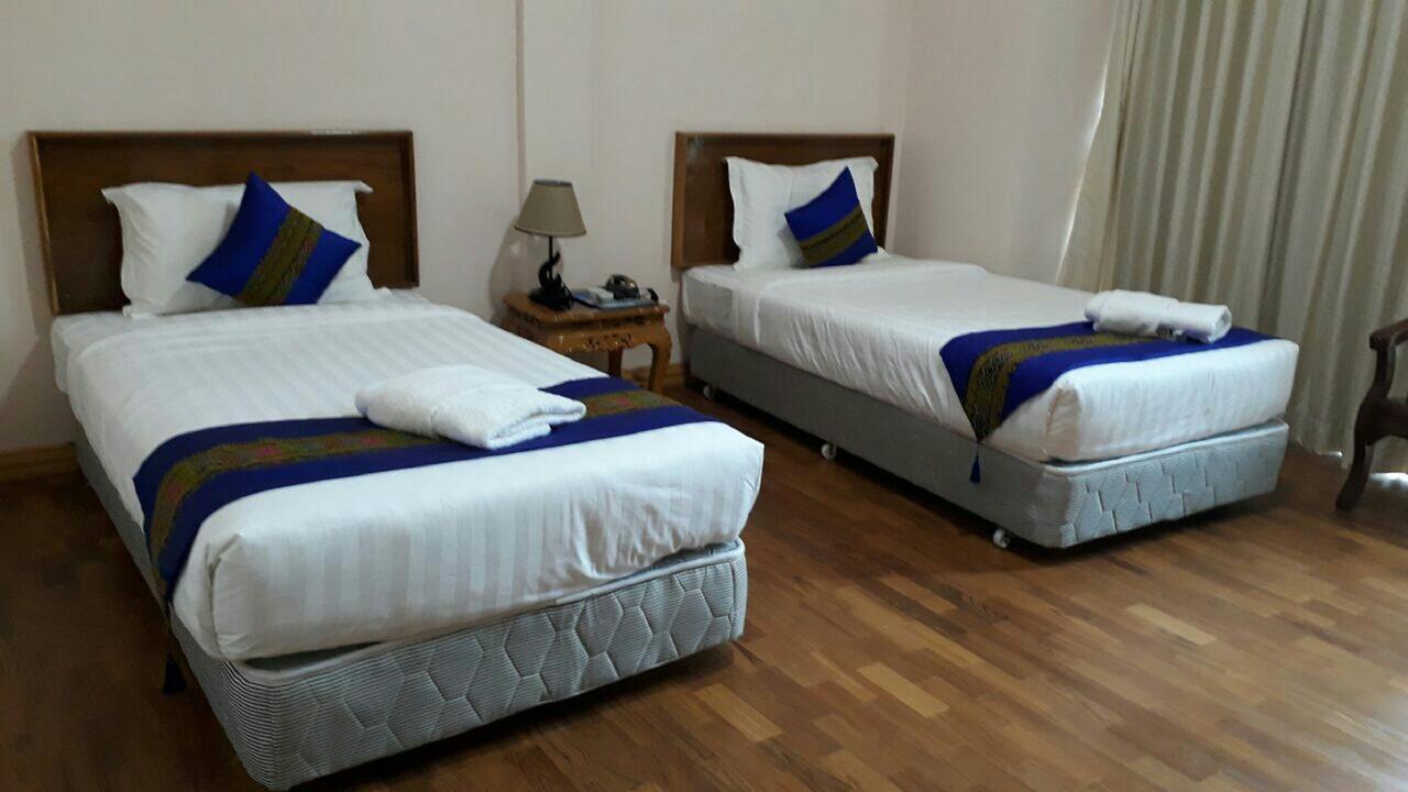 Famous Hotel Loikaw Esterno foto
