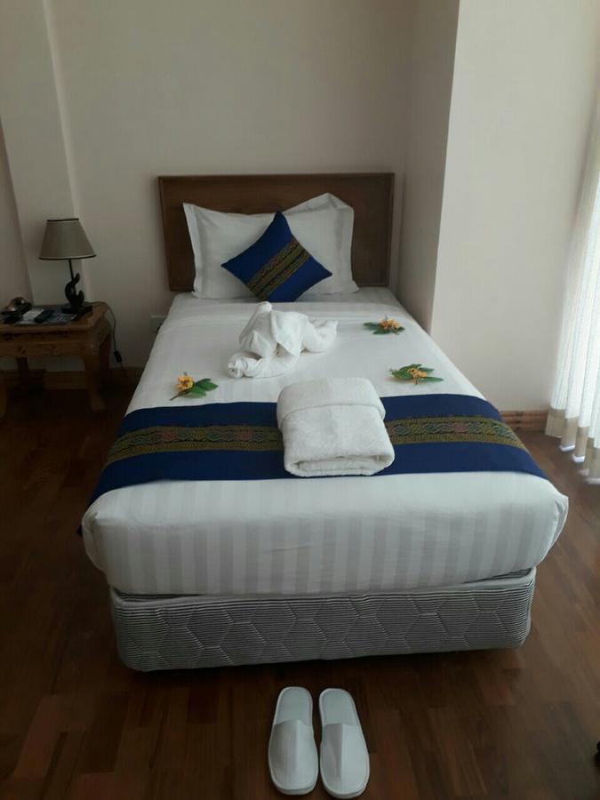 Famous Hotel Loikaw Esterno foto
