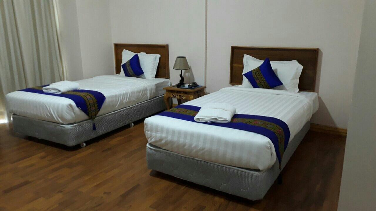 Famous Hotel Loikaw Esterno foto